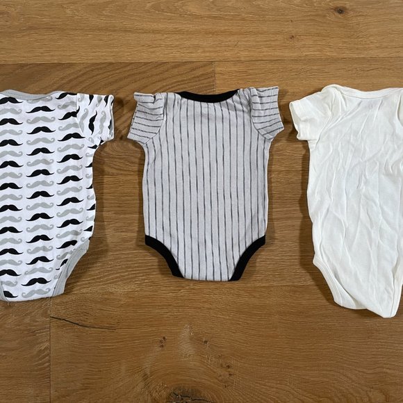 Set of 3 boy's baby bodysuits, one pieces, white grey and black, 1x Rae Dunn - Picture 5 of 7